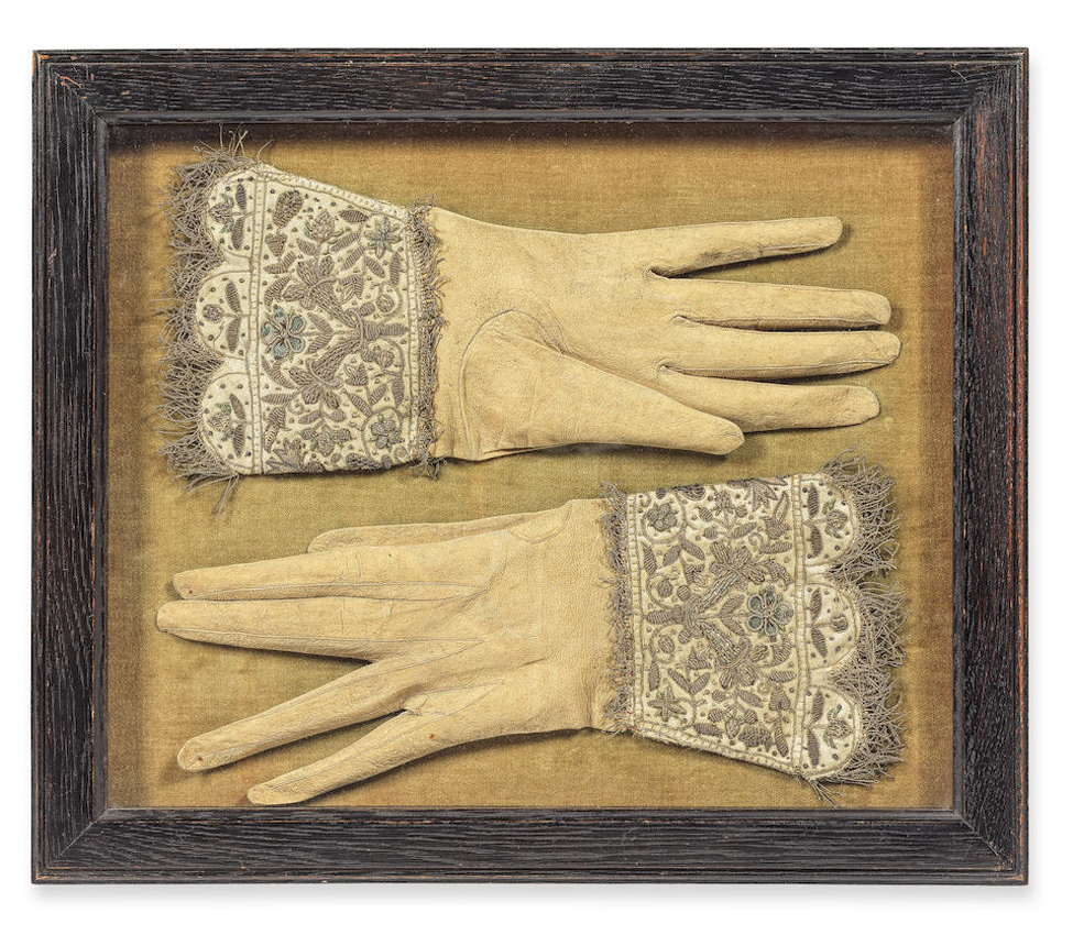 Embroidered gauntlet gloves