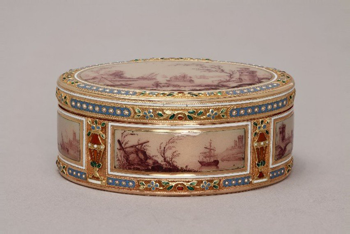 Gold box with Hanau marks