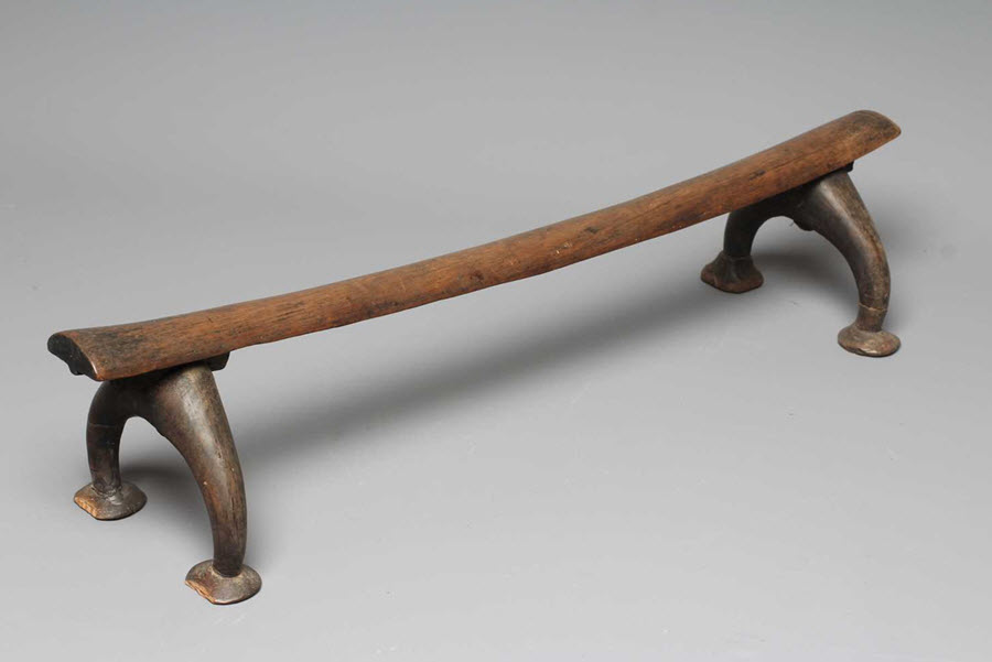 A large Tongan Kali Laloni headrest
