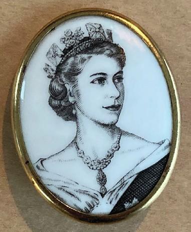 A Queen Elizabeth II portrait brooch