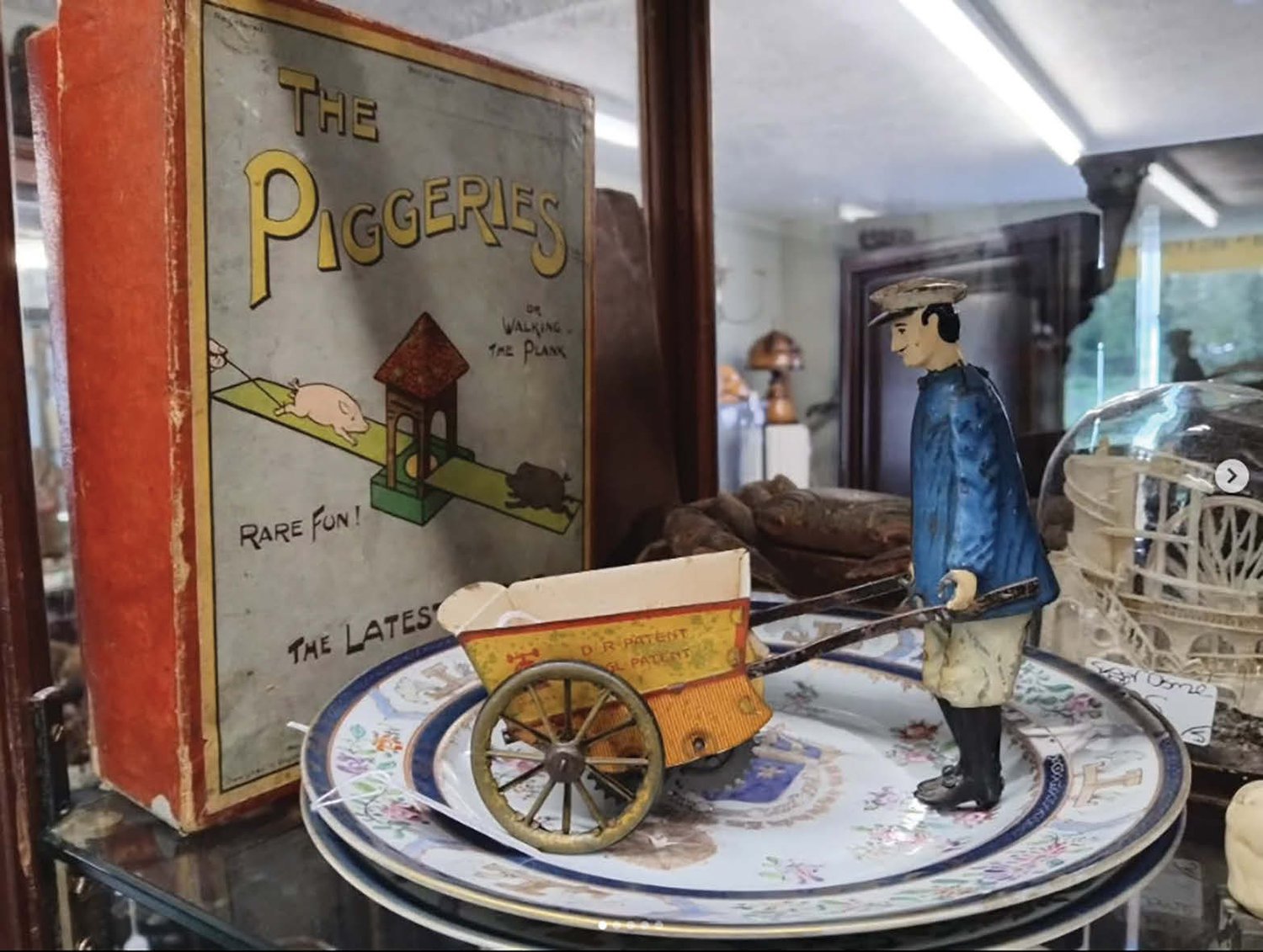 Items for sale at Stanhope Antique Centre.
