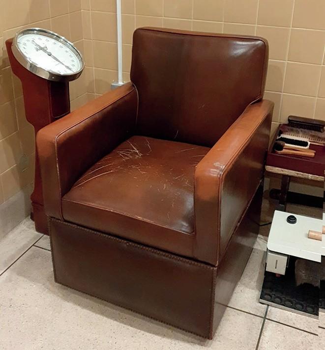 Weighing chair at the City of London Club