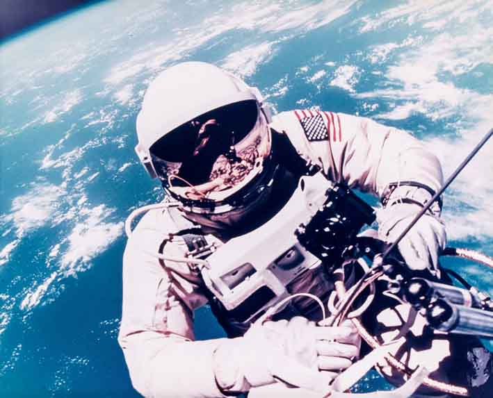 15-03-13-2182LS01A spacewalk.jpg