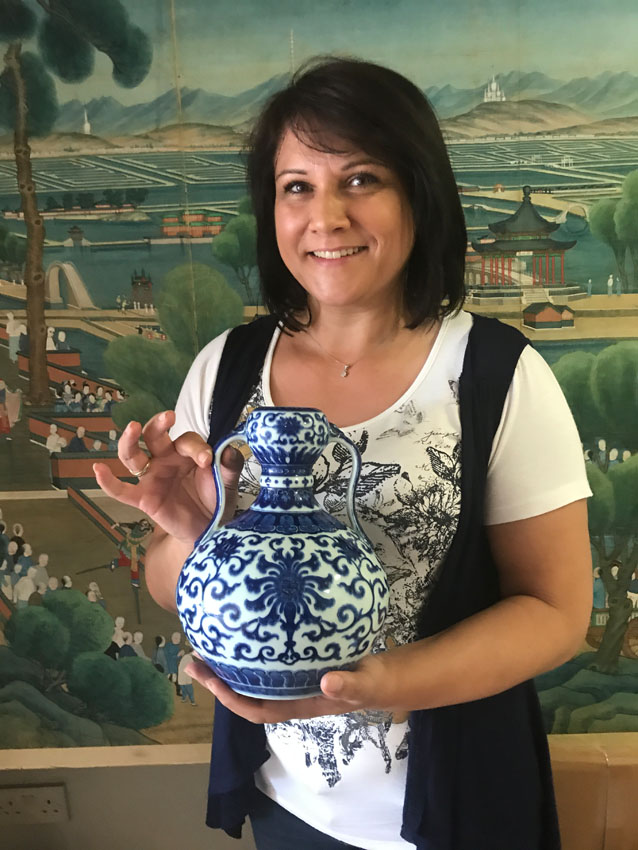 'Qing dynasty' double gourd vase has Qianlong mark