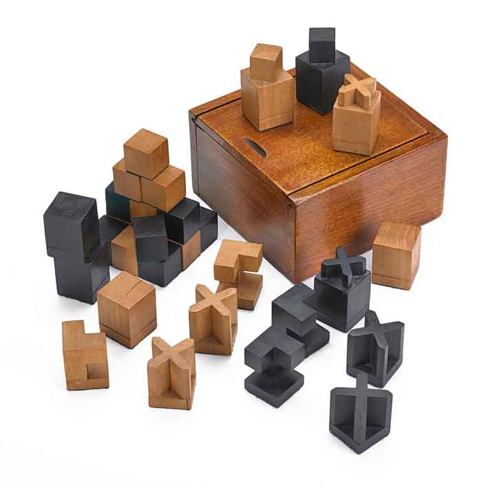 13-04-09-2086IE014A Bauhaus chess set.jpg