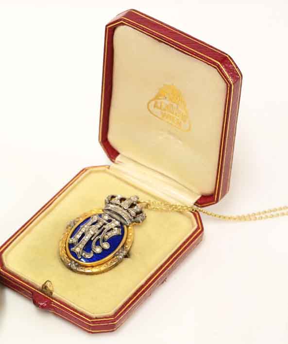 13-11-28-2117FE07A jewellery auction.jpg