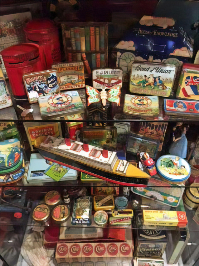 Biscuit tins