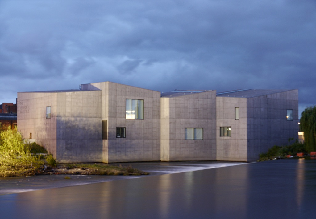 Hepworth_Gallery,_Wakefield,_evening_(7573492102).jpg