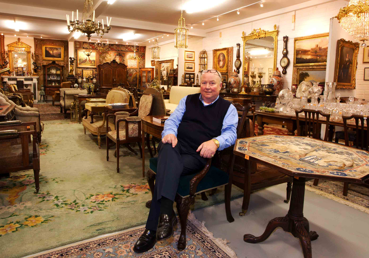 Auctioneer George Mealy