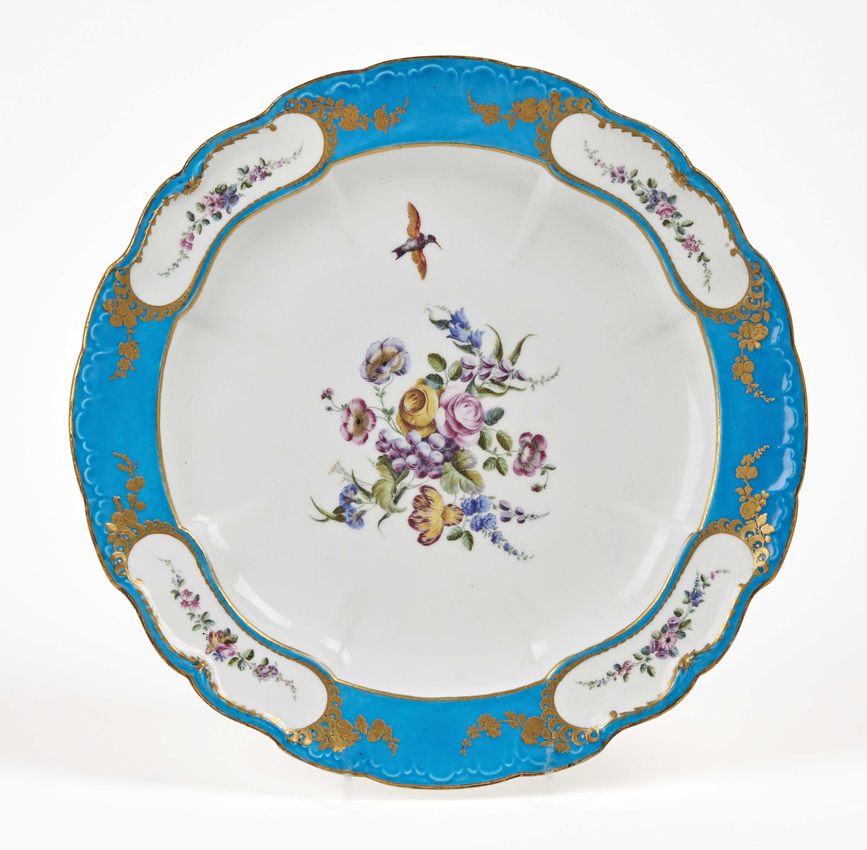 A Vincennes soft paste porcelain dish
