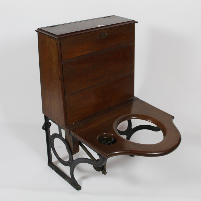 Moule patent earth closet