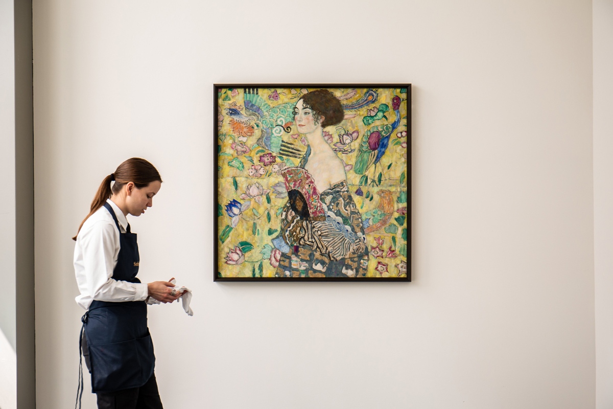 Dame mit Fächer portrait by Gustav Klimt